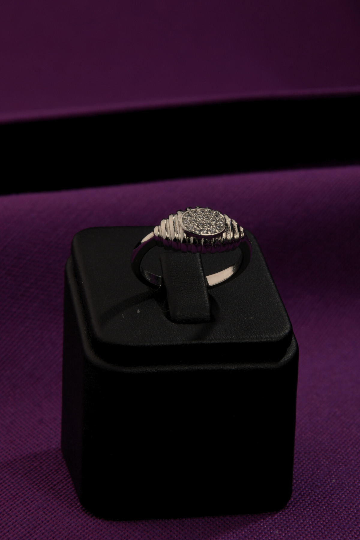 Mekik Desen Üzeri Taşlı Yüzük aAyarlanabilir Çelik Görünümlü Xp