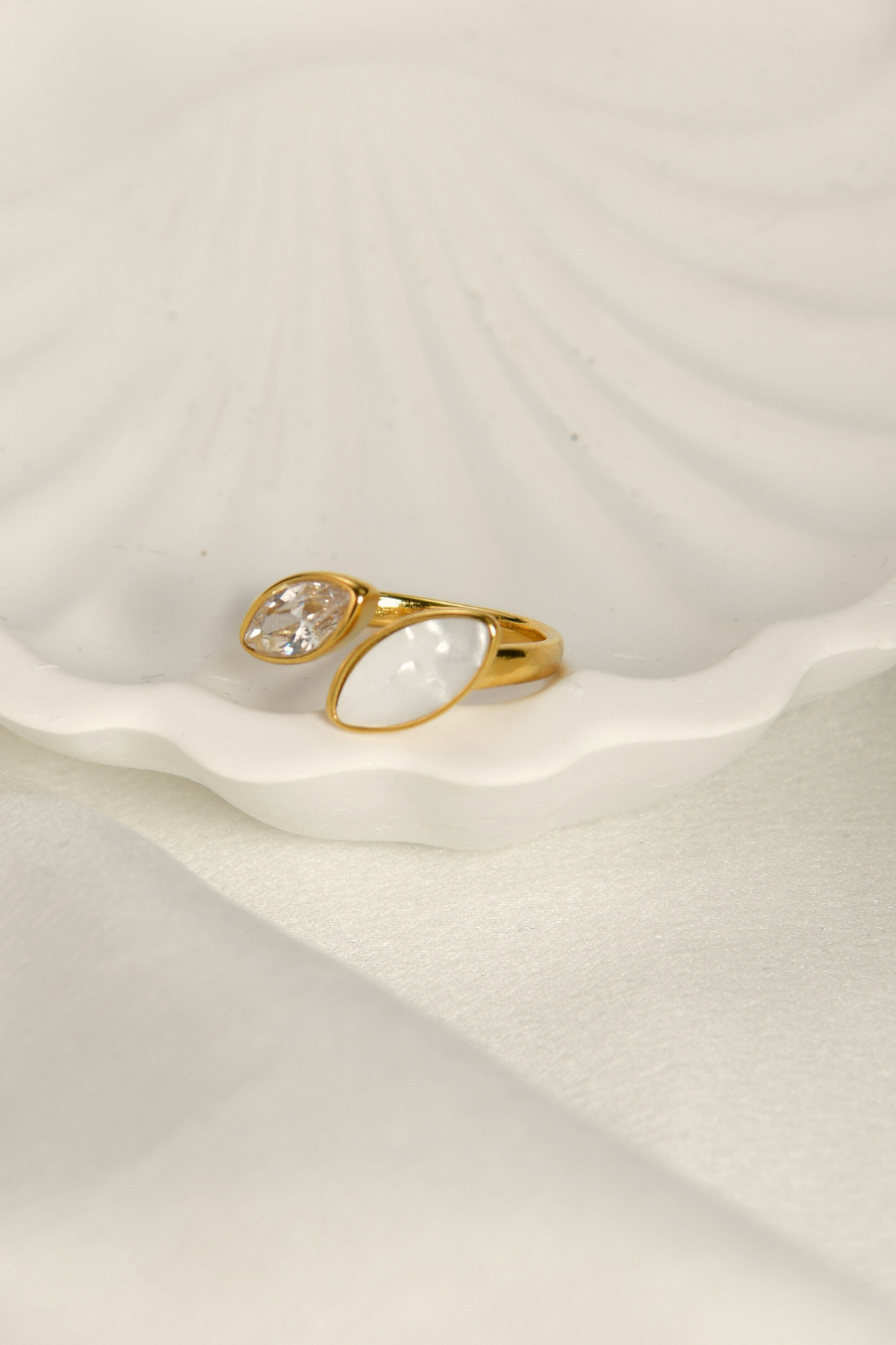 Üzeri Bir Tarafı Zirkon Taşlı Bir Ucu Taşlı Ayarlanabilir Çelik Yüzük