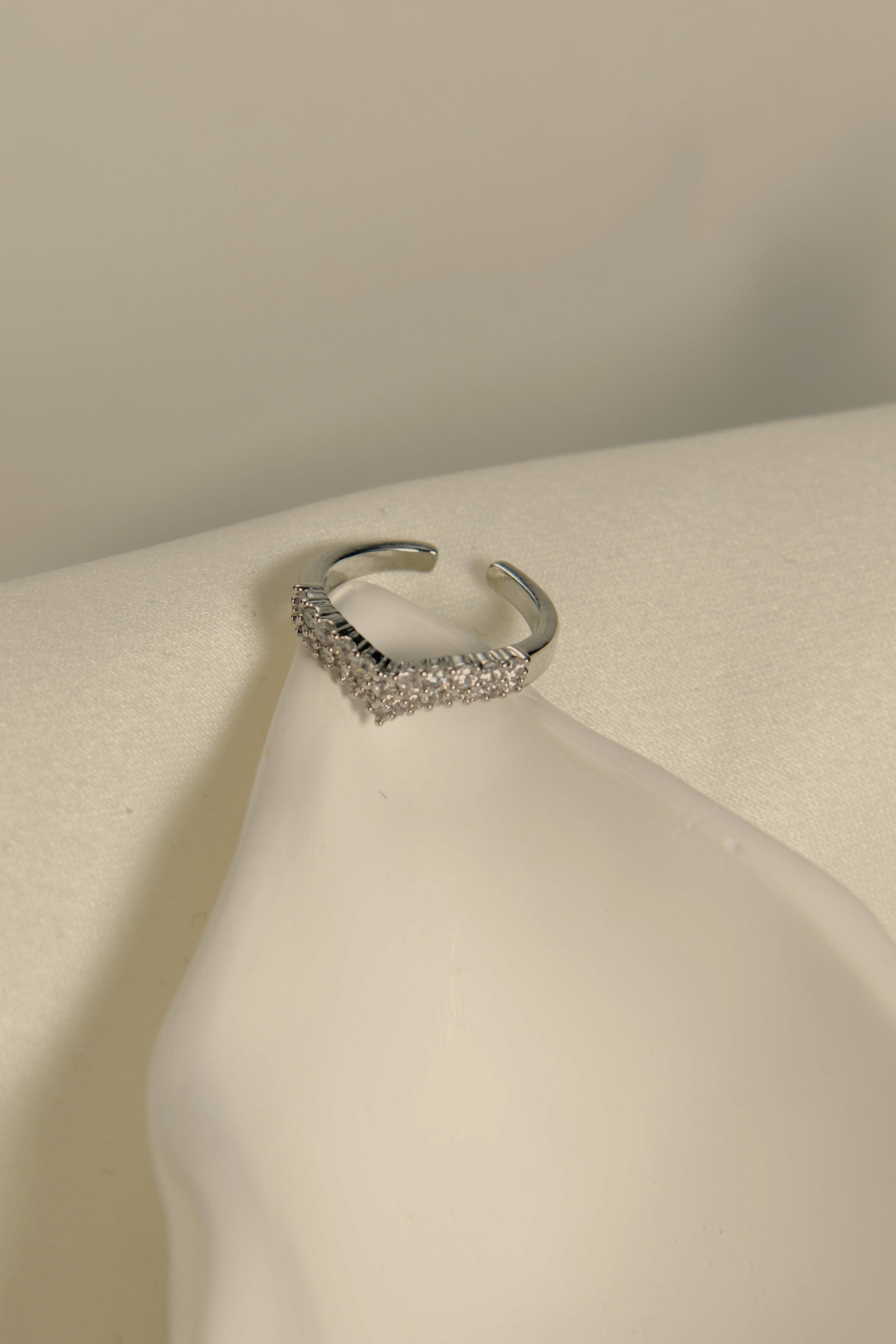 V Tasarım Zirkon Taşlı Çelik Görümlü Xp Eklem Yüzüğü