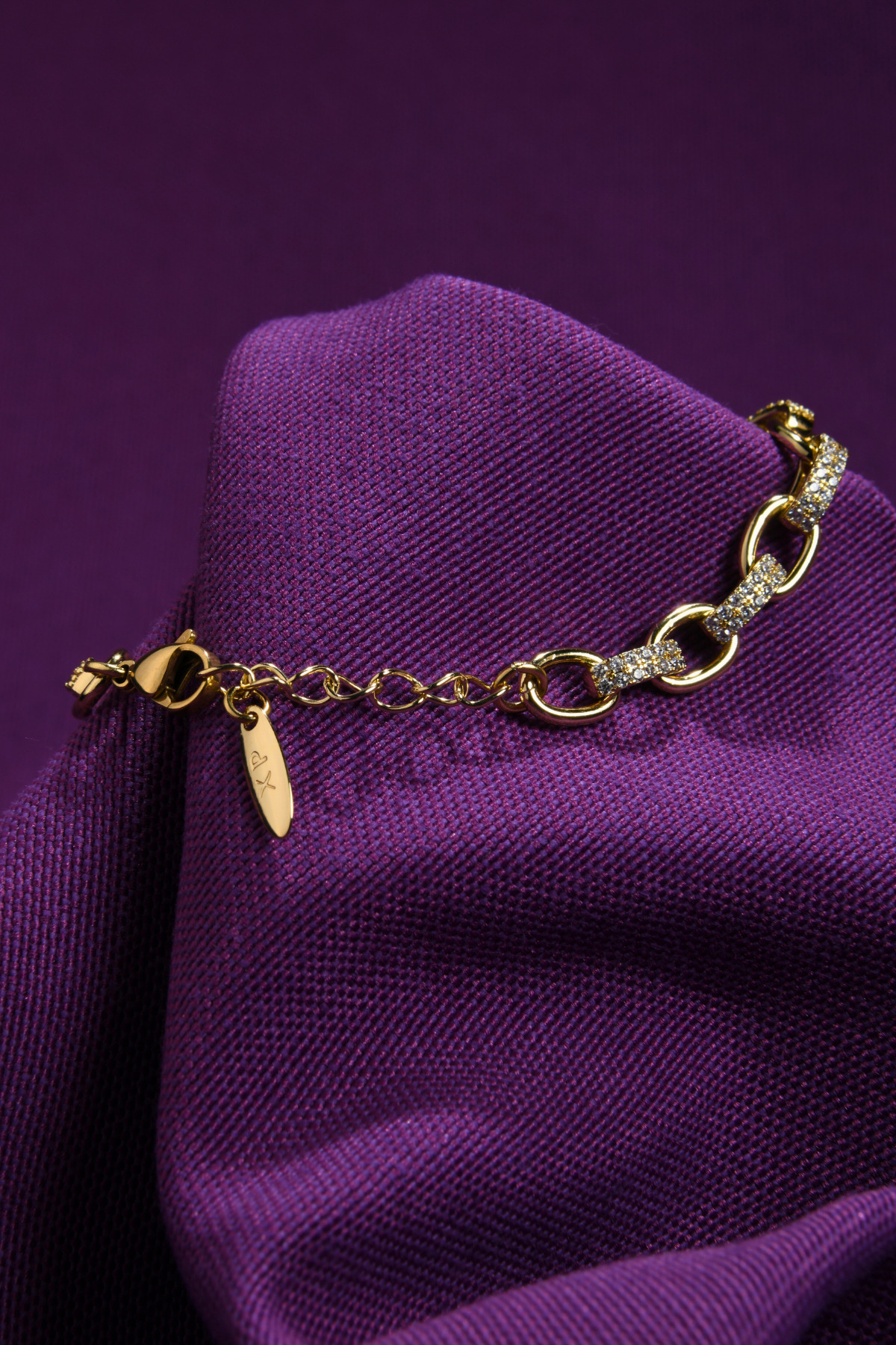 XP Altın Kaplama Zarif Taş İşlemeli Kadın Çelik Görünümlü Xp Zincir Bileklik