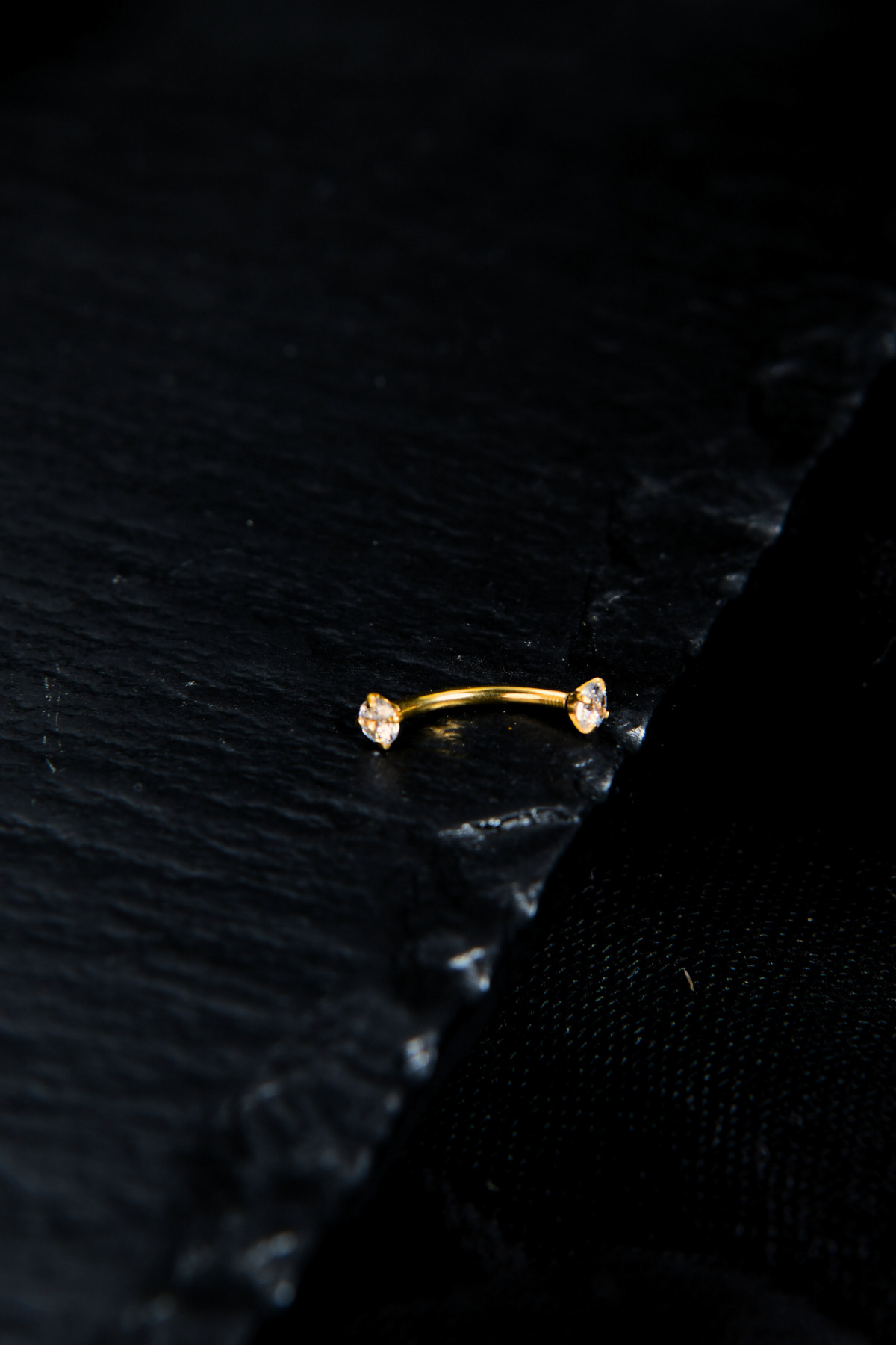 İki Ucu Yuvarlak İçine Giren Taşlı Kaş Piercing