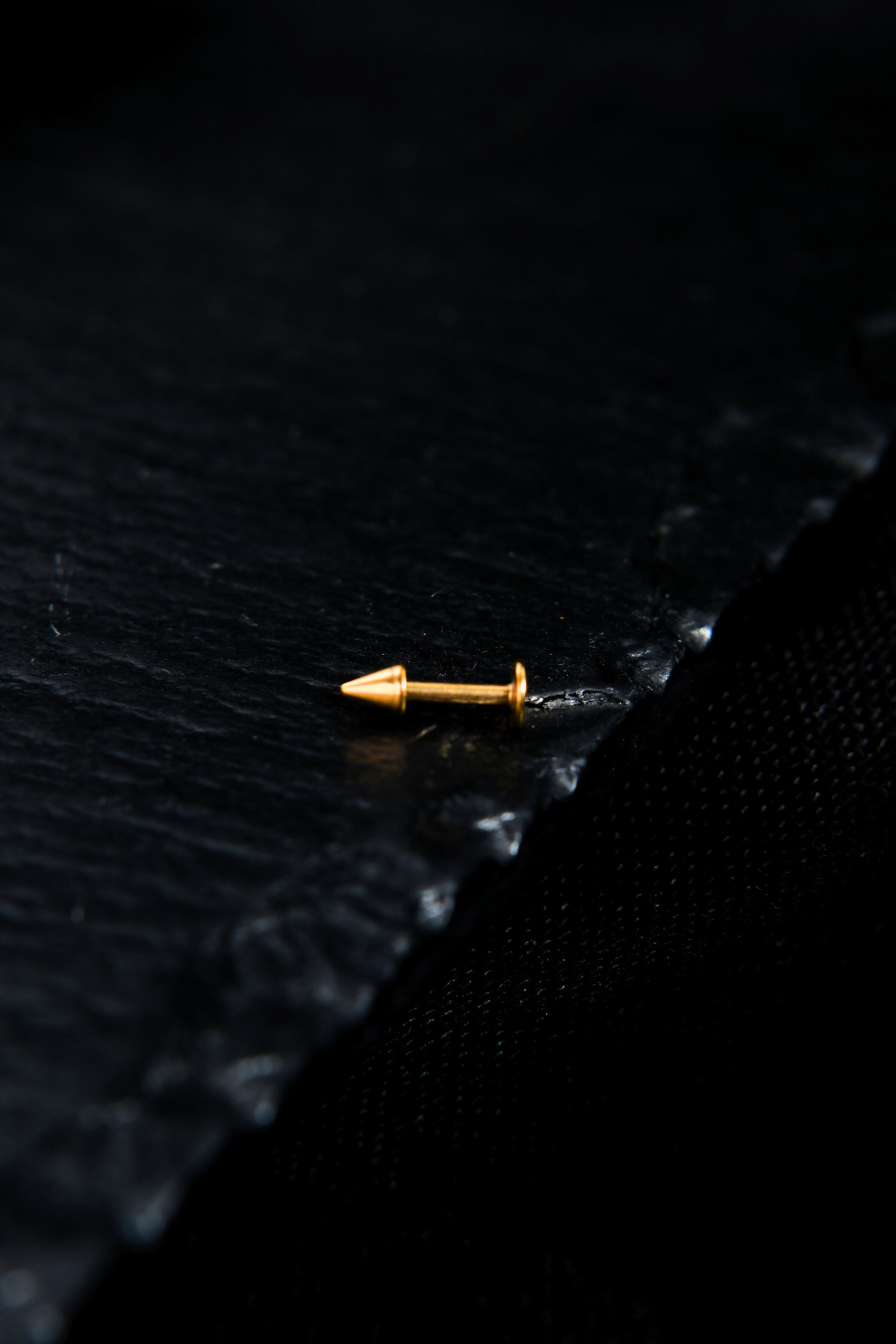 Bir Ucu Düz Bir Ucu Çivi/Ok Dudak Piercing