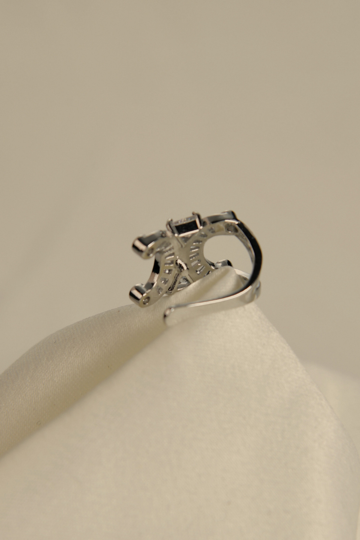 Baget Taşlı Hilal Model/At Nalı Earcuff