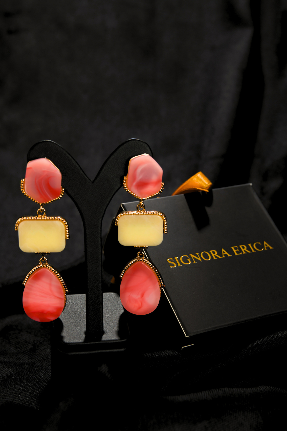 Mermer Pembesi, Açık Krem ve Mercan Kırmızısı Taşlı Özel Kesim Sallantılı Çelik görünümlü Xp Küpe