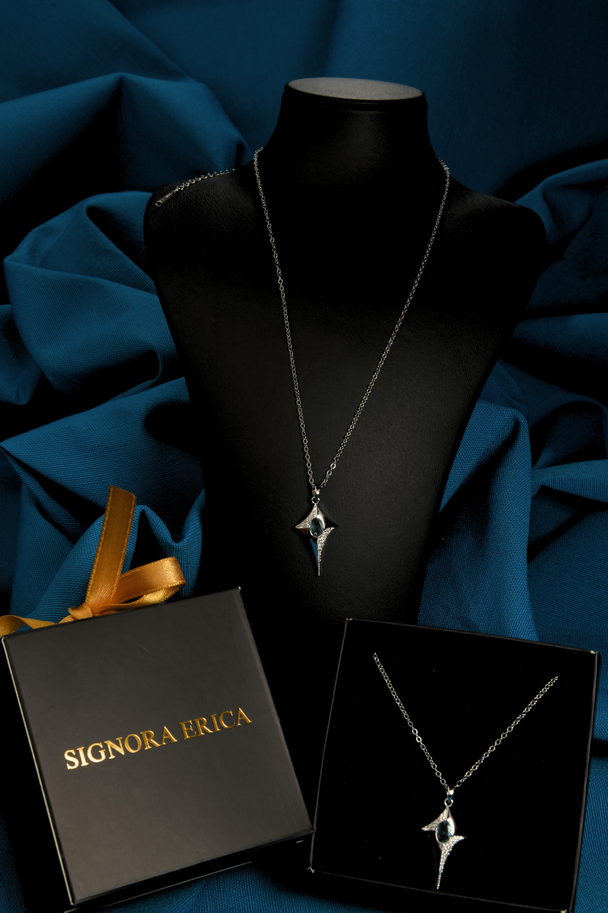 Ortası Mavi Zirkon Taşlı Etrafında Taşları Olan Kuzey Yıldızı Model Kadın Çelik Kolye