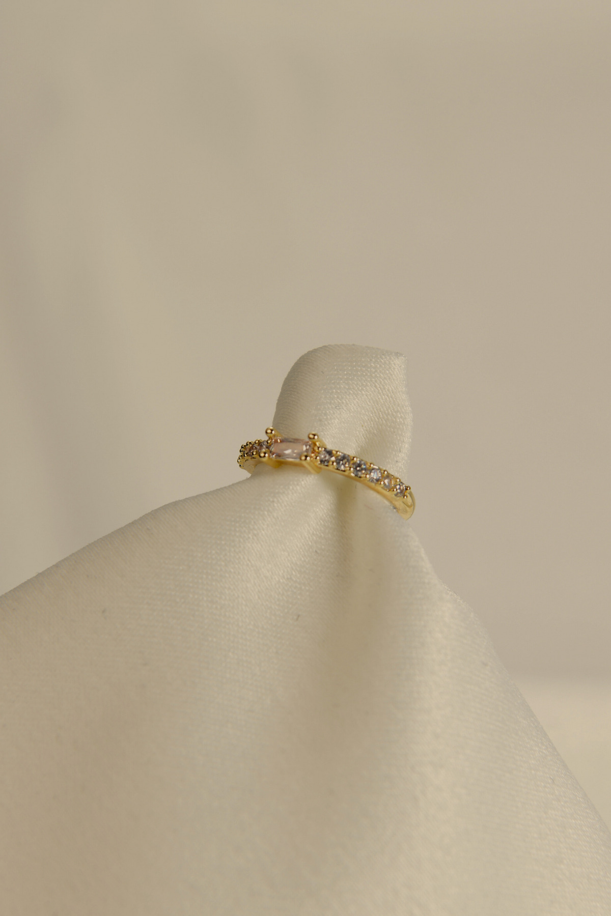 Tek Sıra Taşlı Ortası Baget Çelik Görümlü Xp Eklem Yüzüğü