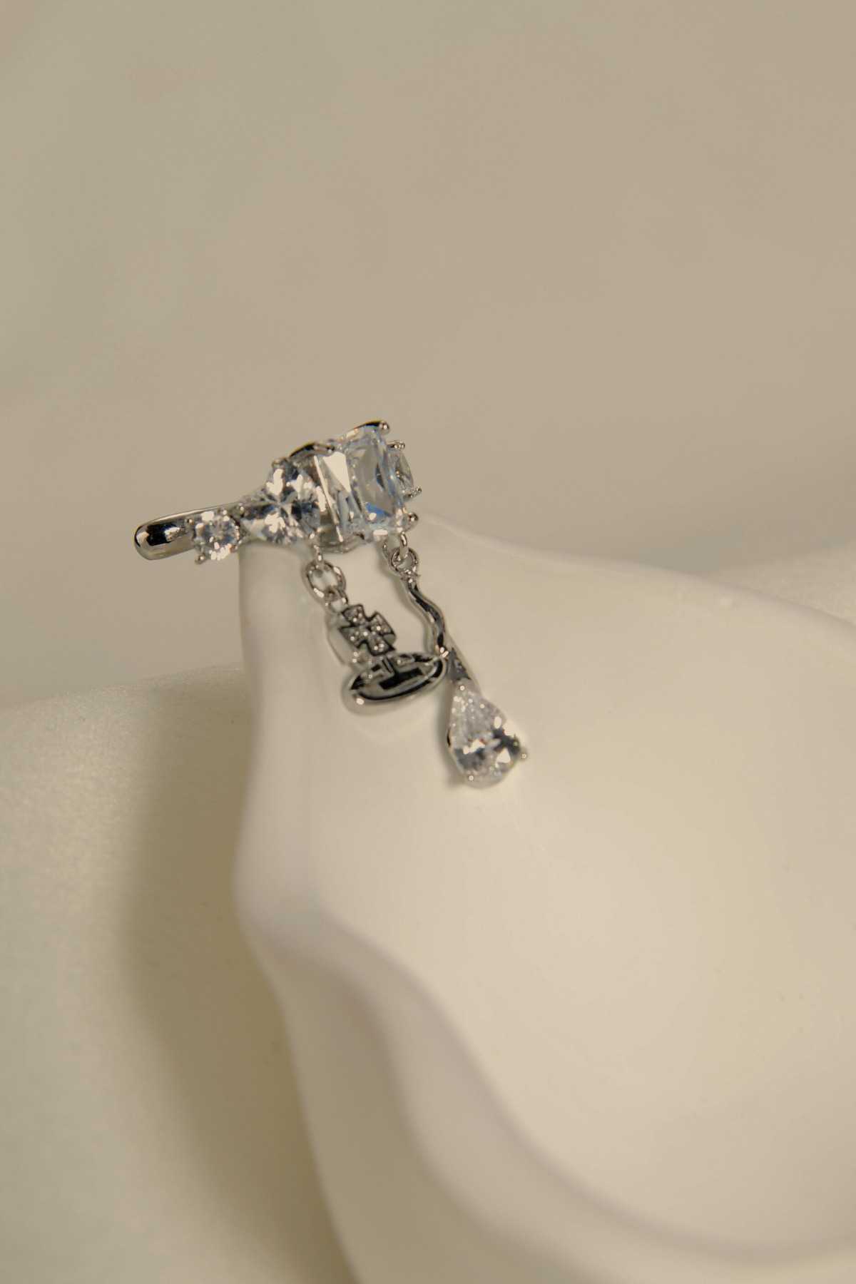 Üzeri Yuvarlak,Kalp Ve Baget Taşları Olan Damla Model Sallantılı Uçlu Earcuff