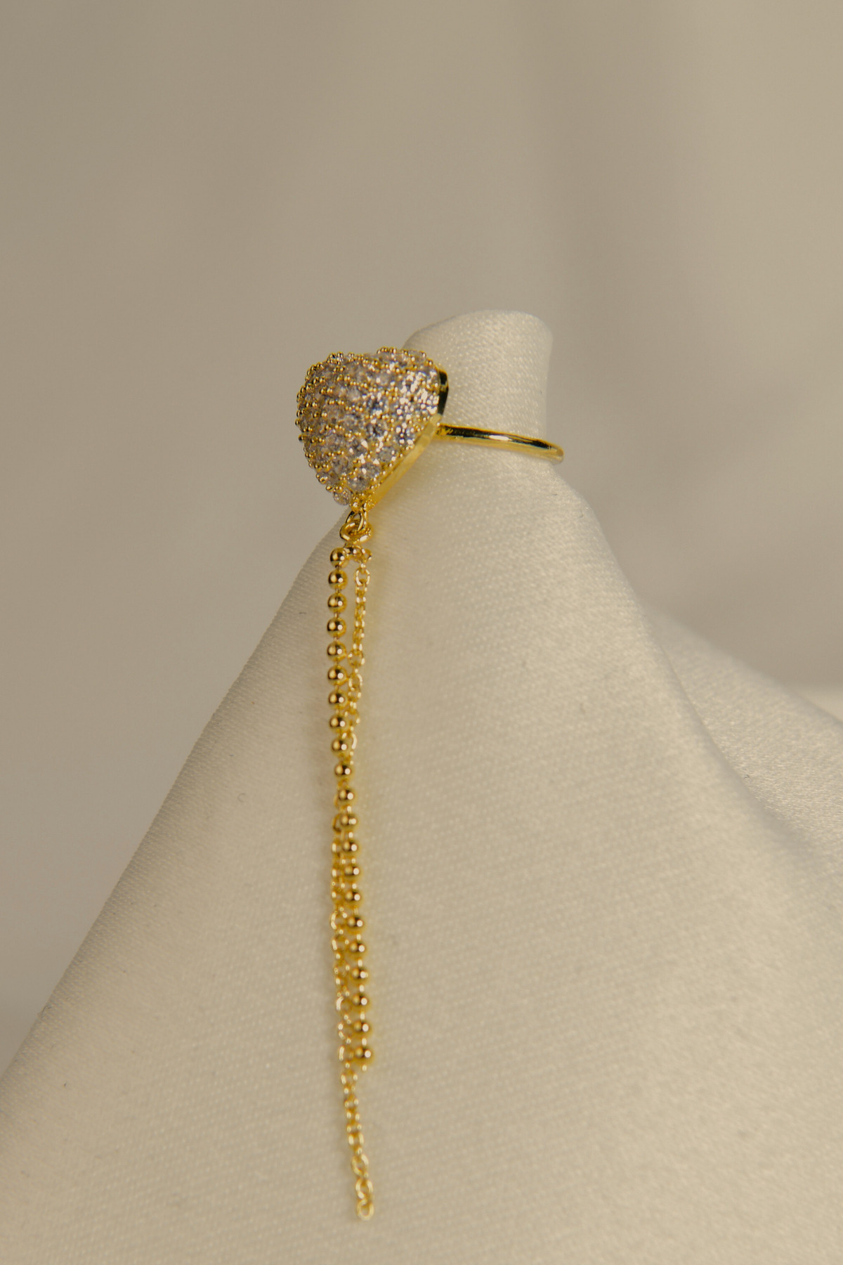 Kalp Figürlü Üzeri Taşlı Ucu Sallatılı Earcuff