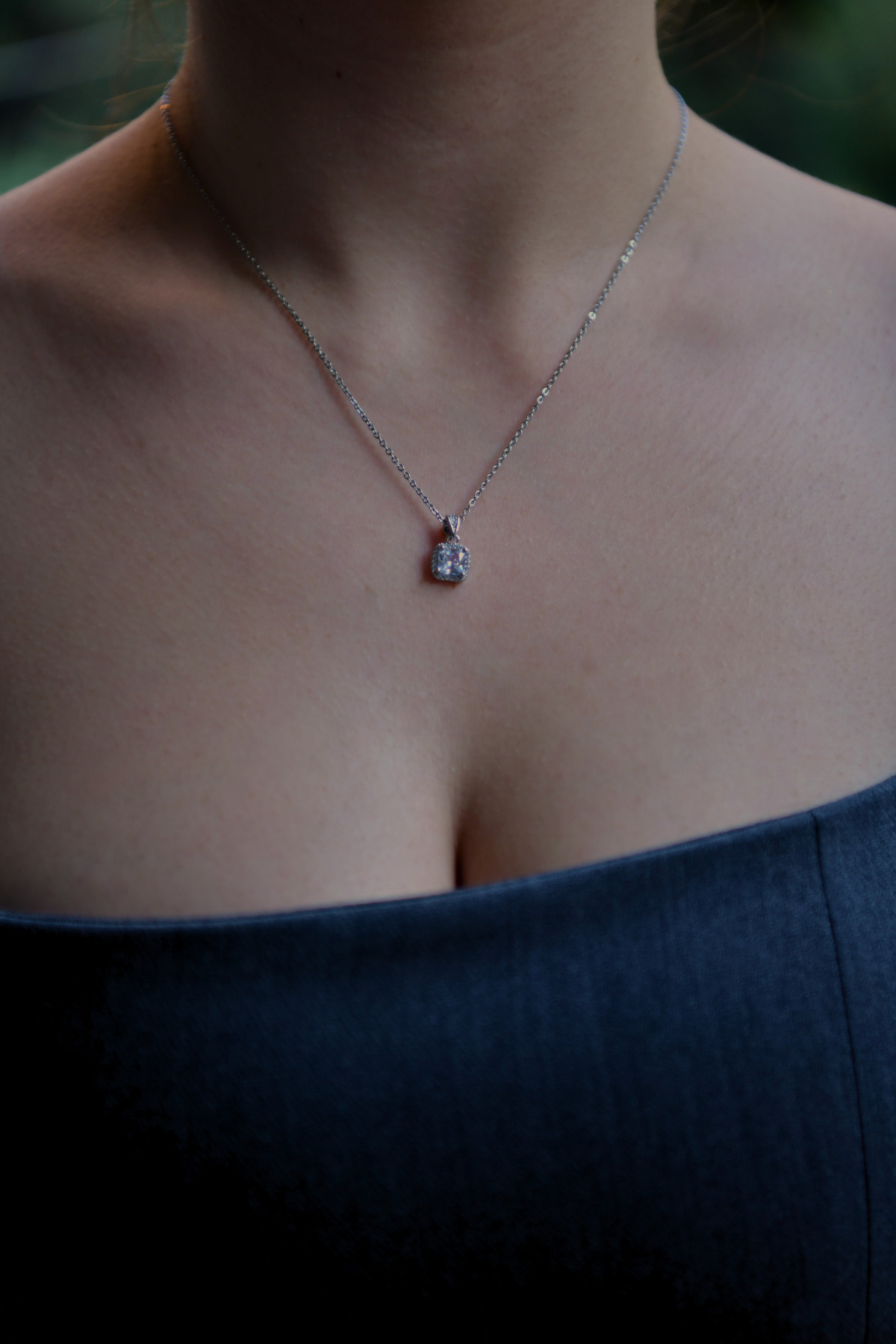 Etrafı Zirkon Ortası Baget Taşlı Kadın Çelik Kolye