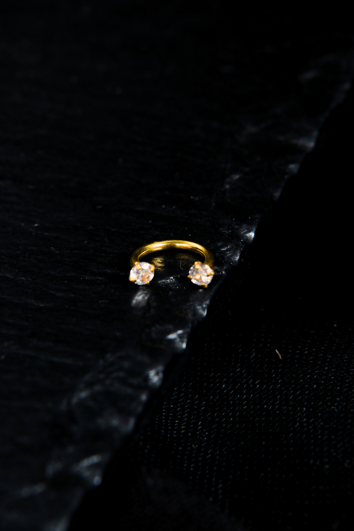 İki Ucu Yuvarlak İçine Giren Taşlı Hem Tragus Hem Kıkırdak Piercing