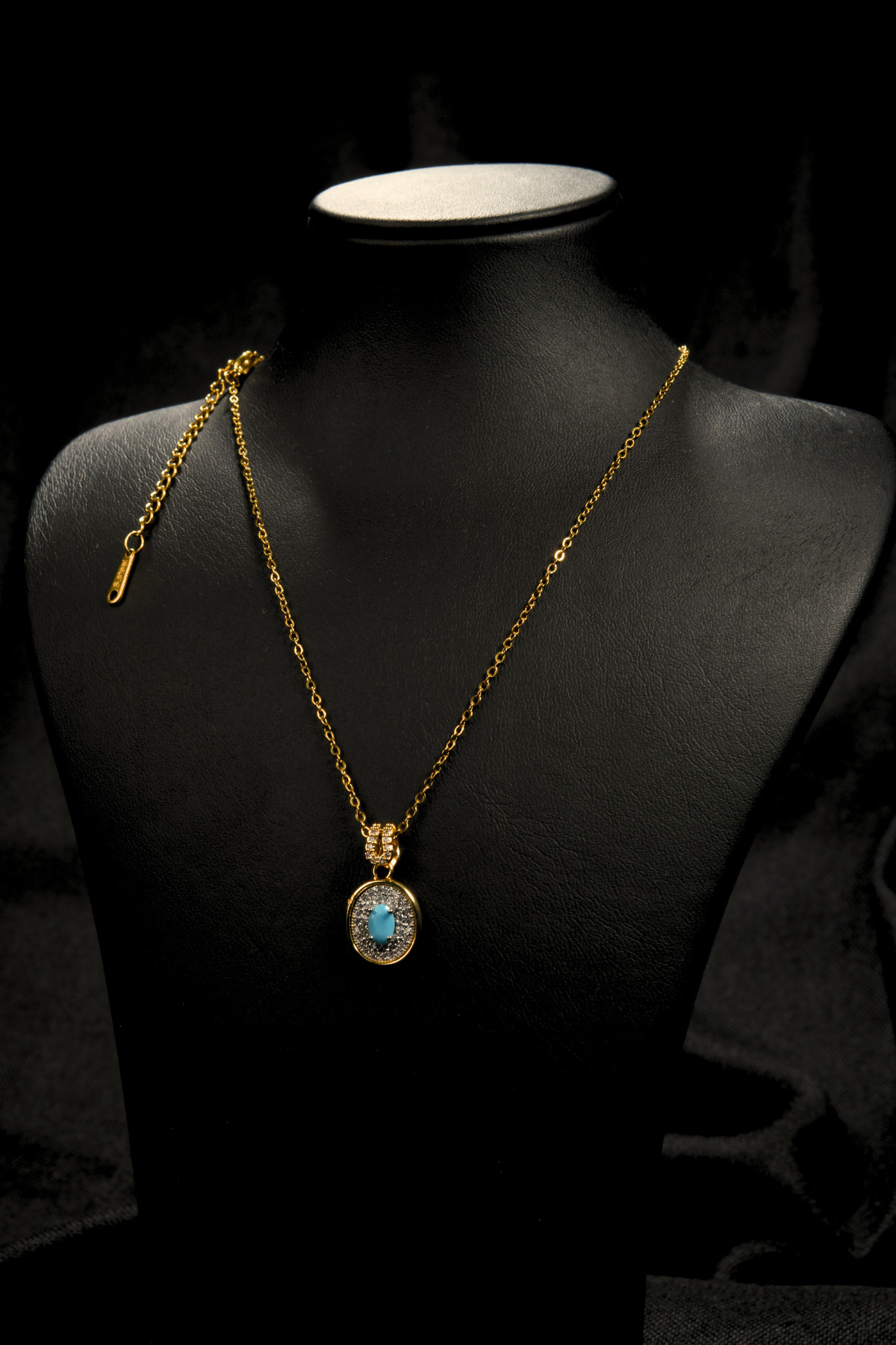 Çerçeve Model Ortası Mavi Etrafı Zirkon Taşlı Kadın Çelik Kolye